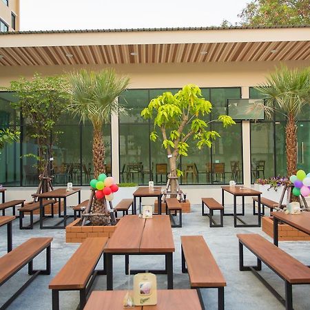 Alisha Court Hotel & Residence Bangkok Exterior photo