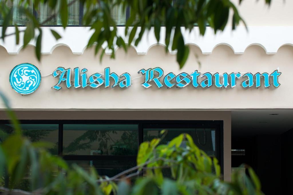 Alisha Court Hotel & Residence Bangkok Exterior photo