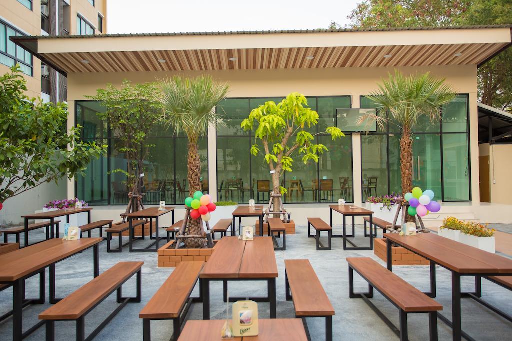 Alisha Court Hotel & Residence Bangkok Exterior photo